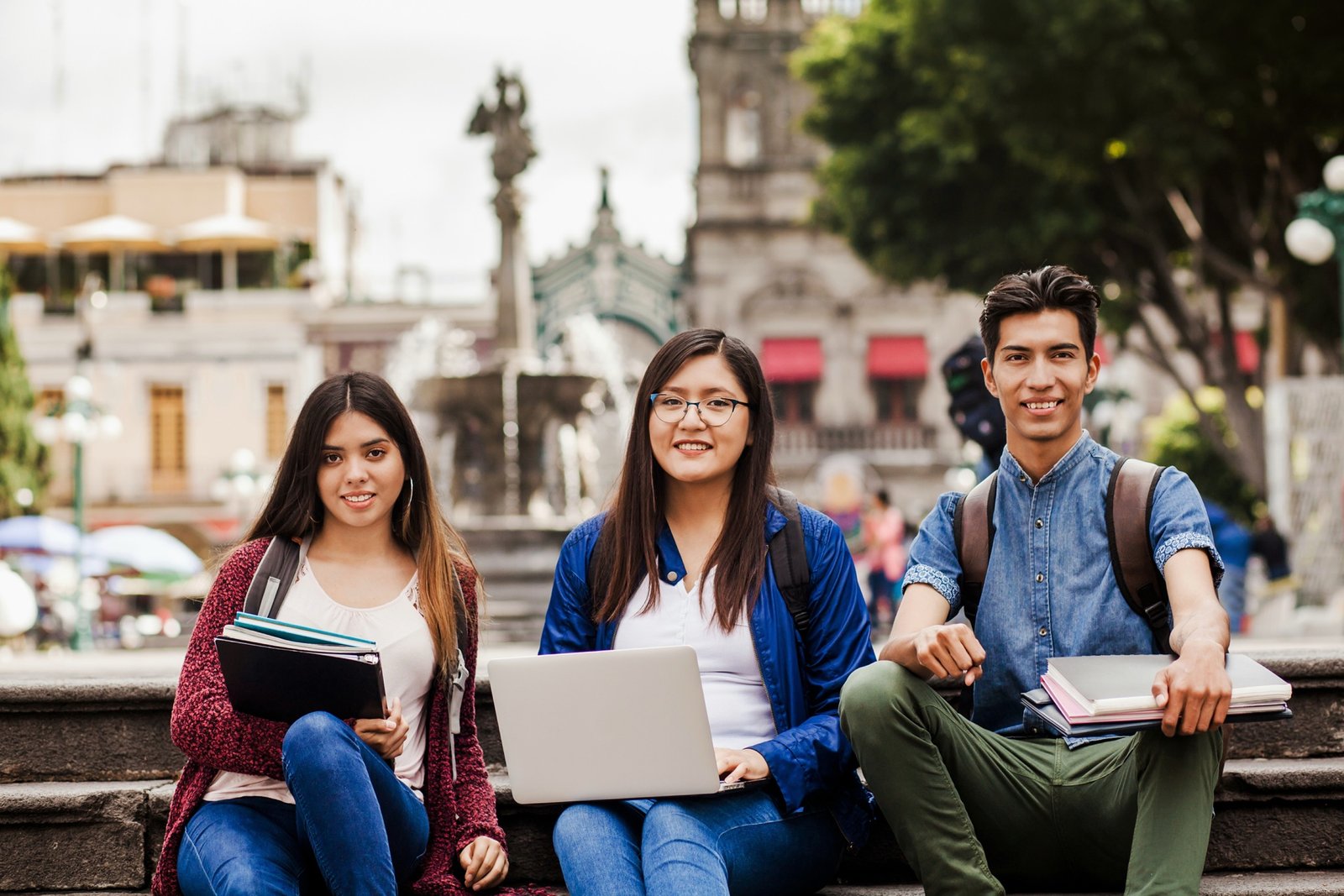 Estudiantes latinos en campus ISPADE