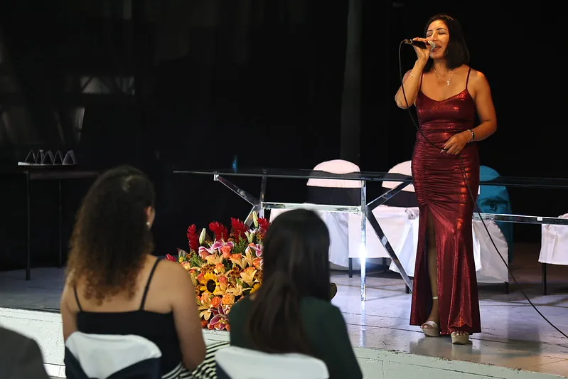 Cantante inaugurando el evento