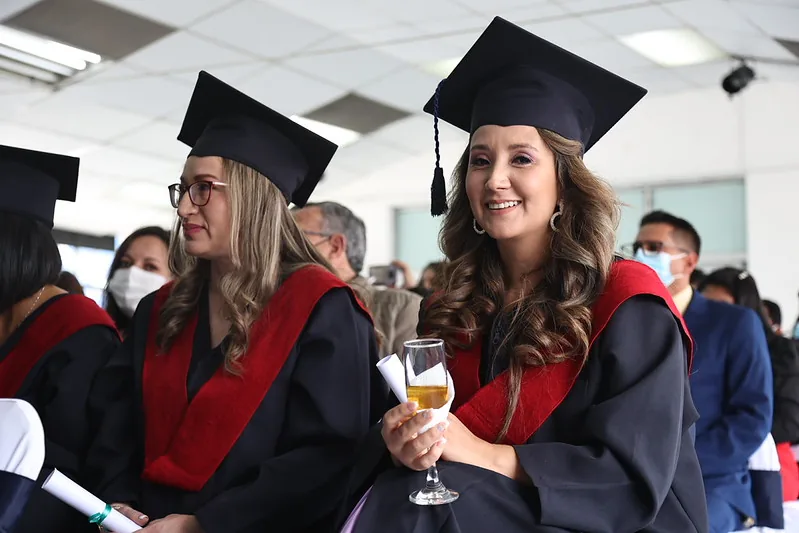 Graduada celebrando con un brindis