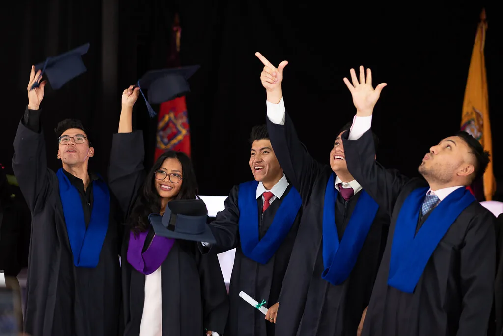 Graduados de ISPADE celebrando