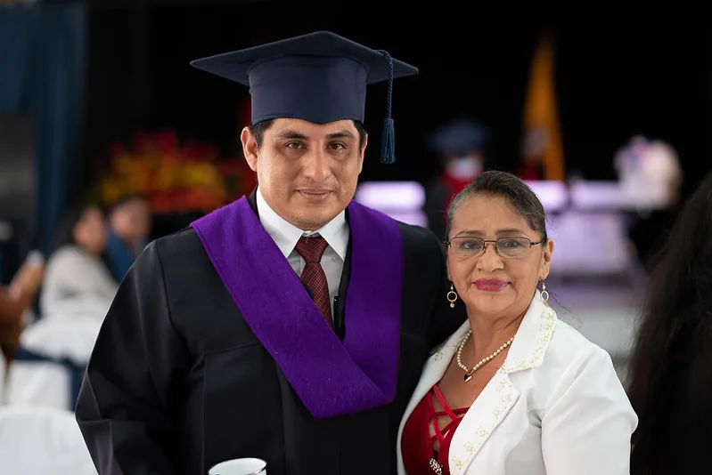 Madre e hijo en la graduación