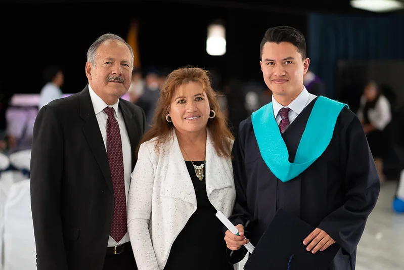 Padre e hijo en la graduación
