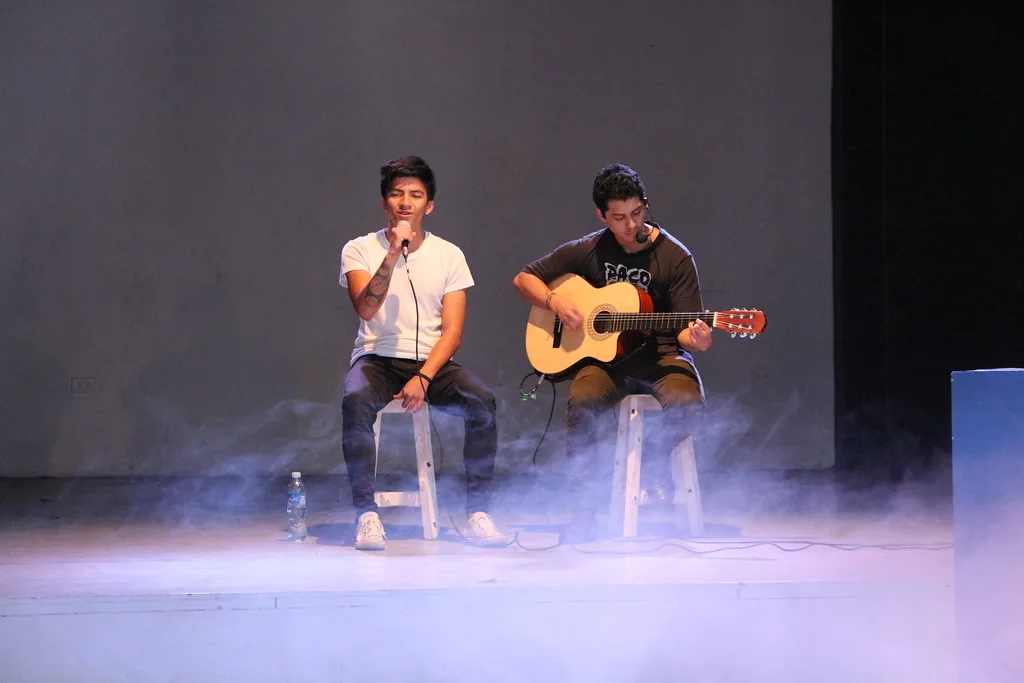 Músico tocando en el teatro
